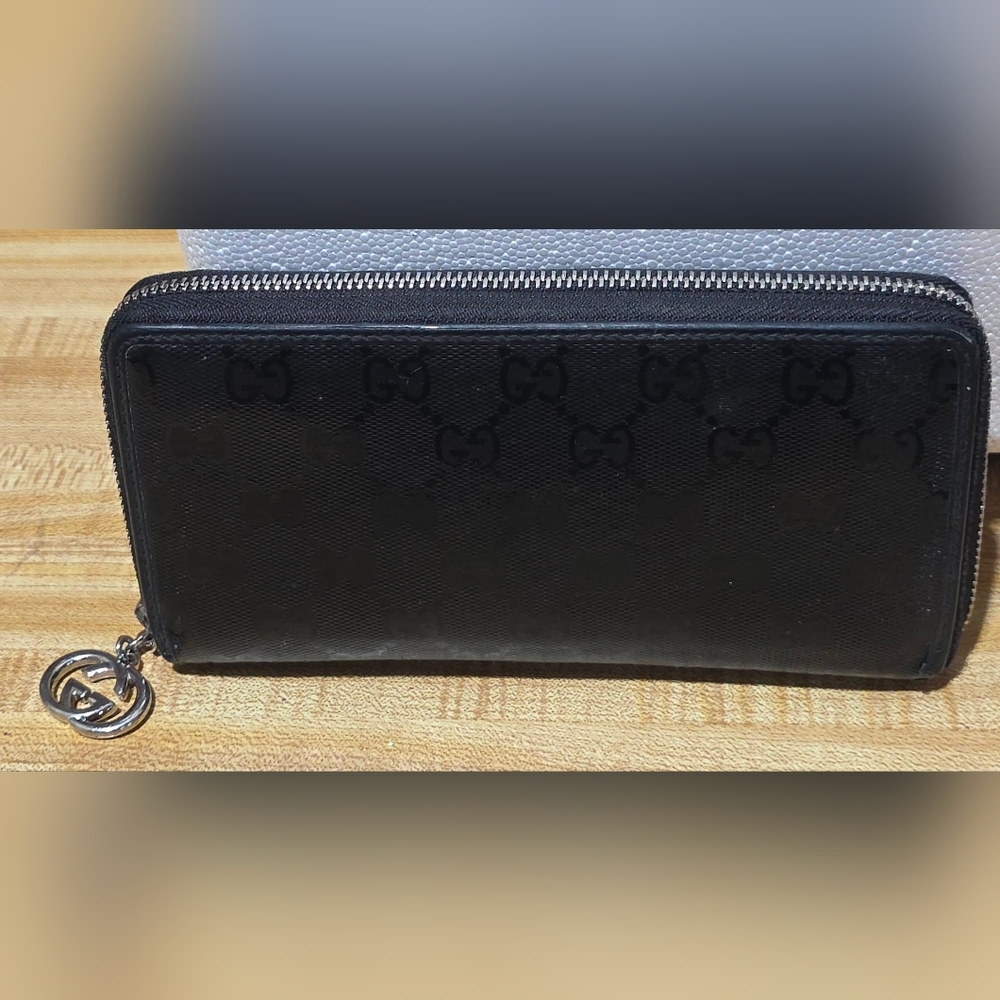 Gucci GG Embossed Leather Zip-Around Long Wallet. Original GG Silver Zipper Pull